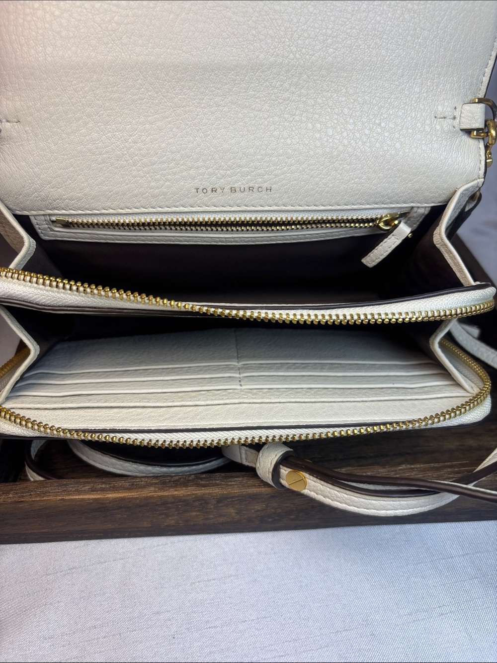 Tory Burch Cream Pebbled Leather Crossbody with Logo - Picture 4 of 7
